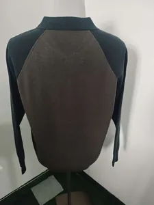 Detail van de contrasterende kleuren en raglanmouwen op dit gebreide poloshirt voor heren