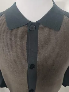 Detailopname van de knoopsluiting van een casual gebreid vest met geribbelde textuur