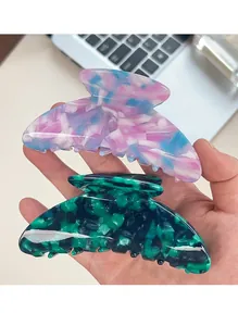 Detail von zwei Haarklammern aus Acetat mit Marmortextur in Rosa-Violett und Smaragdgrün