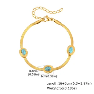 Vista dettagliata del bracciale a catena a serpente dorato con tre pietre turchesi