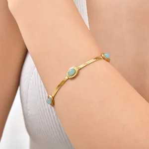 Dettaglio del bracciale vintage a catena snake dorata con pietre ovali turchese chiaro