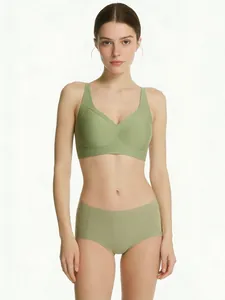 Détail d'ensemble soutien-gorge et culotte sans couture vert clair avec col en V élastique