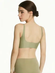 Vue arrière d'un ensemble de lingerie vert avocat sans couture avec soutien-gorge en V