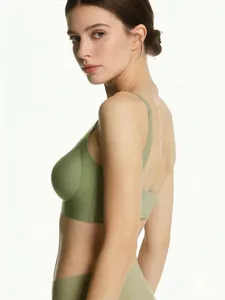 Vue latérale d'une brassière vert olive sans couture avec maintien souple et bretelles
