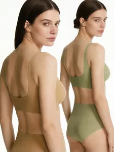 Vue arrière de l'ensemble soutien-gorge sans couture et culotte haute avec dos en U