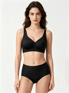 Détail d'un ensemble de lingerie noire sans couture avec soutien gorge à col en V
