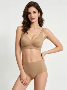 Détail de l'ensemble soutien-gorge sans couture et culotte taille haute beige