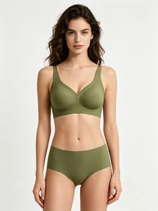 Détail d'une brassière col V sans couture vert olive et slip taille haute sur modèle