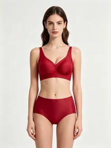 Détail de l'ensemble soutien-gorge rouge sans couture avec ourlet côtelé et culotte haute