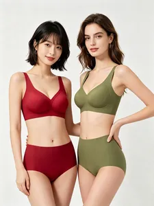 Détail de l'ensemble soutien-gorge sans coutures col V et culotte rouge et olive