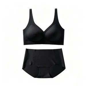Vue détaillée de l'ensemble lingerie noir sans couture en tissu élastique avec larges bretelles