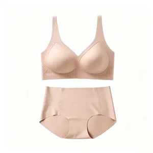 Détail d'un ensemble de lingerie sans couture beige avec texture côtelée et culotte