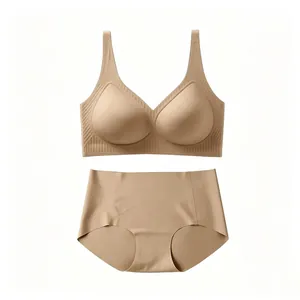 Détail de l'ensemble soutien-gorge sans coutures beige et culotte haute sans armatures