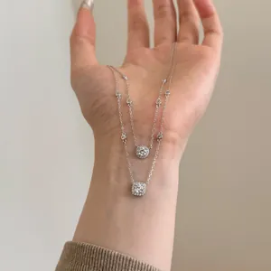 Détails du collier en argent S925 avec pendentifs en zircone ronds et carrés polis