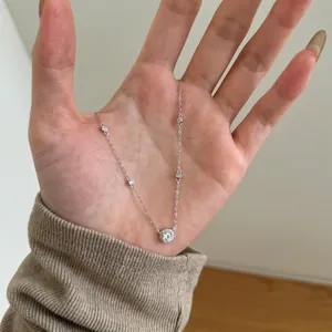 Gros plan du collier en argent S925 avec pendentif rond en zircon et pierres d'accent