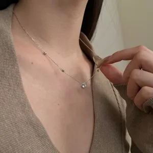Collier minimaliste en argent S925 avec pendentif rond en zircone sur un mannequin