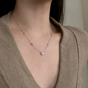 Détail du collier en argent s925 avec pendentifs en zircon blanc sur le mannequin