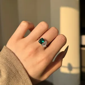 Détail de bague Toi et Moi en argent avec pierres émeraude verte et poire incolore
