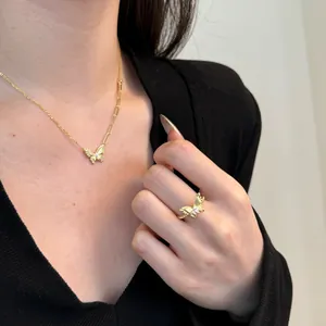 Detailopname van gouden vlinder sieradenset met ingelegde marquise-vormige zirkonia
