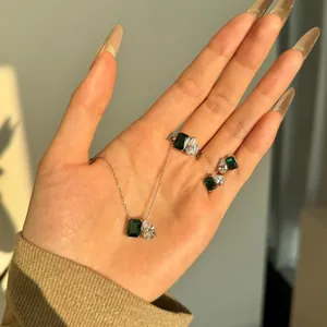 Détail de parure bijoux en argent S925 avec zircons verts rectangulaires et goutte d'eau