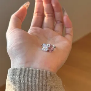 Gros plan sur bague en argent S925 avec zircons rose poire et blanc de taille émeraude