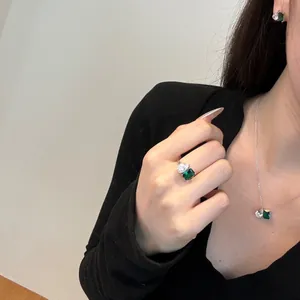 Mannequin portant parure en argent S925 avec pierre verte émeraude et zircon poire