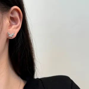 S925 sterling zilveren vlinder oorbellen met zirkoon gedragen door een vrouwelijk model
