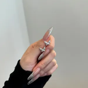 Detailopname van S925 sterling zilveren vlinder oorbellen met marquise zirkonia steentjes