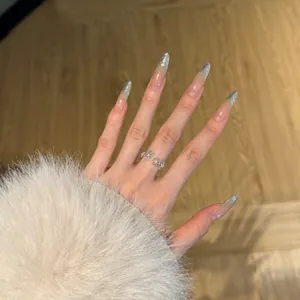 Detailopname van S925 zilveren ring met opengewerkte bloemen en kleine kristalletjes