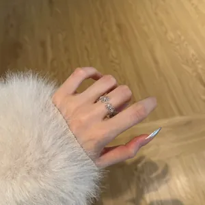 Detailweergave van een opengewerkte kanten bloemenring van S925 zilver met zirkonia