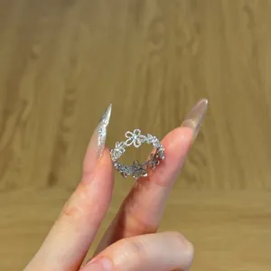 S925 Sterling zilveren ring met kanten bloemen en opengewerkt ontwerp met kristallen