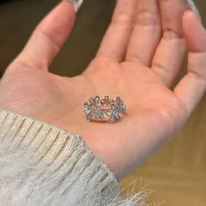 Elegante S925 sterling zilveren ring met opengewerkte madeliefjes en zirkonia details