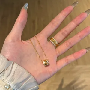 Détail d'un ensemble bague et collier épi de blé en argent S925 doré sur main