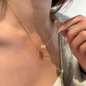 Vue détaillée du pendentif épi de blé en argent S925 avec incrustation de zircons fins