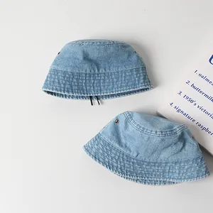 Chapeau bob classique en denim de coton délavé bleu clair pour enfants avec œillets