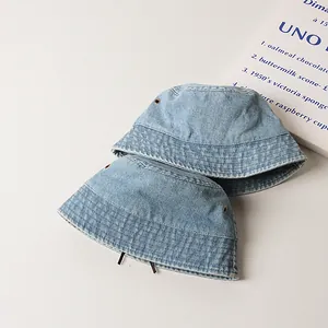 Deux chapeaux bob pour enfants en coton denim bleu clair avec œillets d'aération