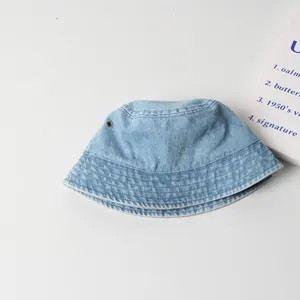 Chapeau de soleil en denim de coton bleu clair pour enfants avec un design minimaliste