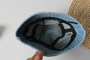 Détail de l'intérieur du chapeau bob en denim bleu clair avec cordon de serrage réglable