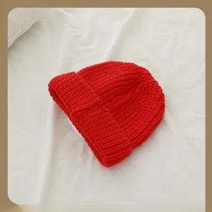 Gros plan détaillé d'un bonnet d'hiver en tricot rouge pour enfants à revers large