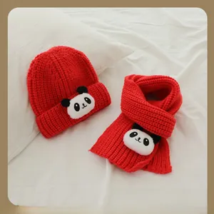 Texture de maille détaillée sur bonnet et écharpe rouges avec motifs panda mignons