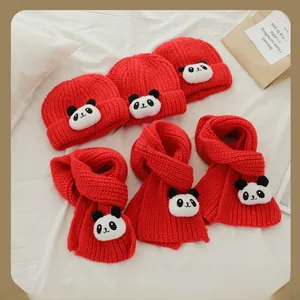Ensemble bonnet et écharpe tricotés rouges pour enfants avec adorables pandas en peluche
