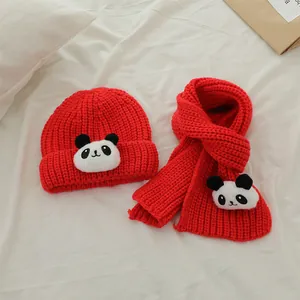 Ensemble bonnet et écharpe tricotés rouges pour enfants avec d'adorables pandas 3D