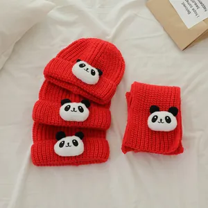 Ensemble d'hiver pour enfants avec bonnets en maille rouge et écharpe à motifs panda