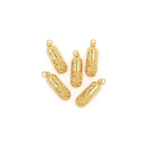 Colgantes de cápsula en oro de 18K con circón y detalles florales en relieve
