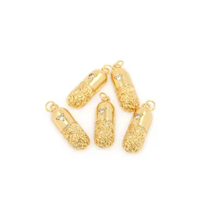Set de 5 colgantes de cápsula bañados en oro de 18K con circón y relieve detallado