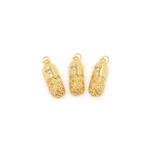Tres colgantes de píldora chapados en oro 18K con circón micro y textura espiral