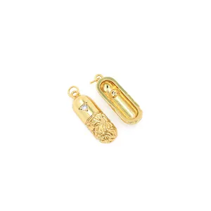 Colgante de cápsula bañado en oro de 18K con circón y grabado de textura cerebral