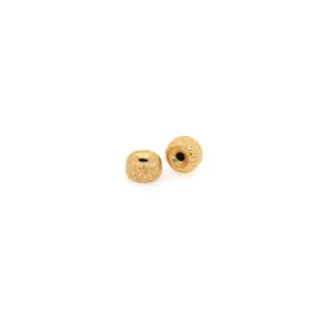 Vista detallada de cuentas espaciadoras esmeriladas bañadas en oro de 18K para joyería DIY
