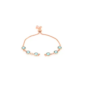 Vue détaillée du bracelet en or rose avec six pierres bleu clair et fermoir réglable