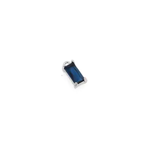Pendente rettangolare placcato oro 18K con zircone blu scuro taglio baguette e griffe argento